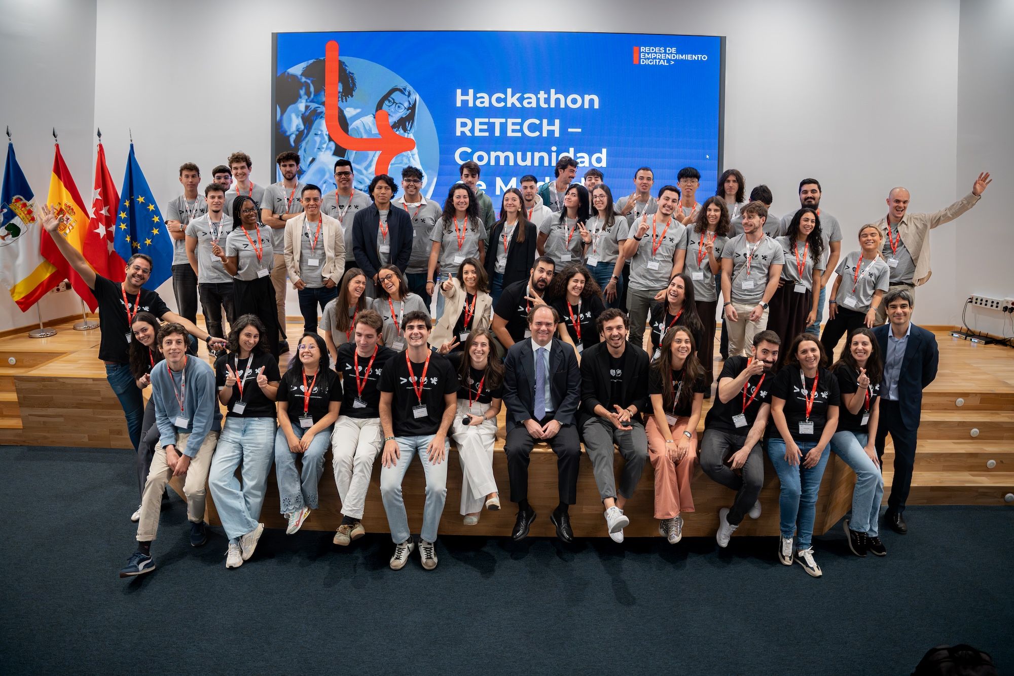 Jóvenes talentos presentan con éxito sus ideas en el Hackathon RETECH 2025